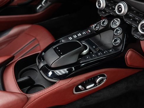 Used 2021 Aston Martin V8 Vantage Roadster RWD image 51