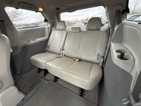 Used 2014 Toyota Sienna XLE image 25
