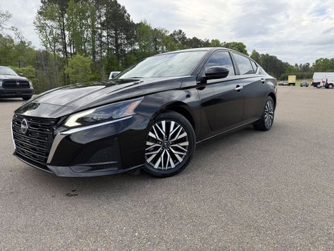 Used 2023 Nissan Altima 2.5 SV image 1