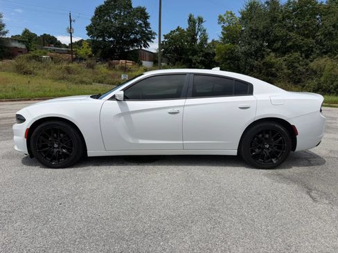 Used 2018 Dodge Charger SXT Plus RWD image 2