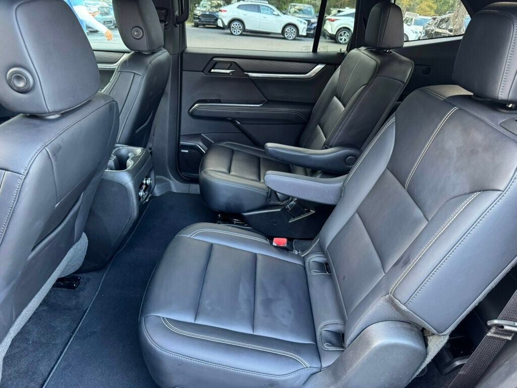 Used 2026 GMC Acadia Elevation w/ Elevation Premium Package FWD image 7