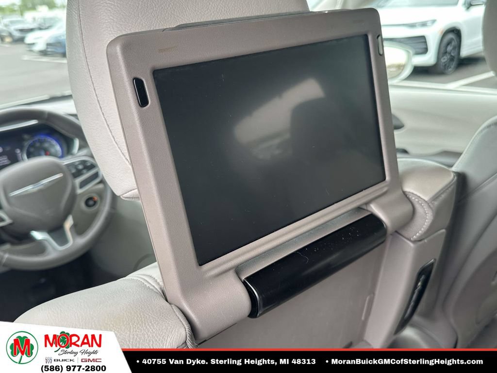 Used 2017 Chrysler Pacifica Touring-L Plus FWD image 11