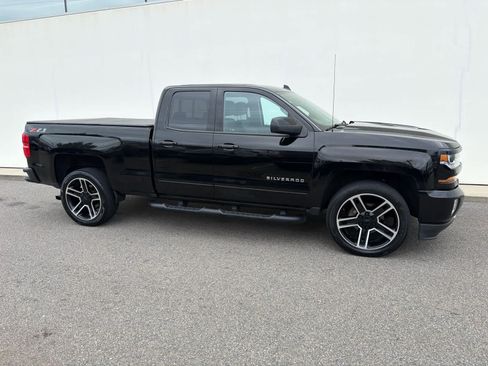 Used 2018 Chevrolet Silverado 1500 LT w/ LPO, Black Pack AWD/4WD image 9