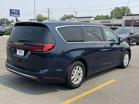 Used 2023 Chrysler Pacifica Touring-L FWD image 9