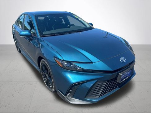 Used 2025 Toyota Camry SE FWD image 5