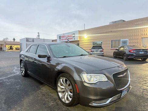 Used 2018 Chrysler 300 Touring L image 3