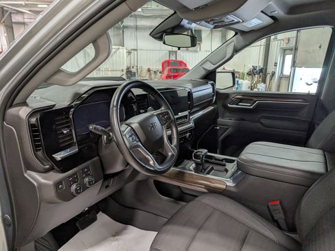 Used 2024 Chevrolet Silverado 1500 LT Trail Boss w/ Convenience Package II AWD/4WD image 15