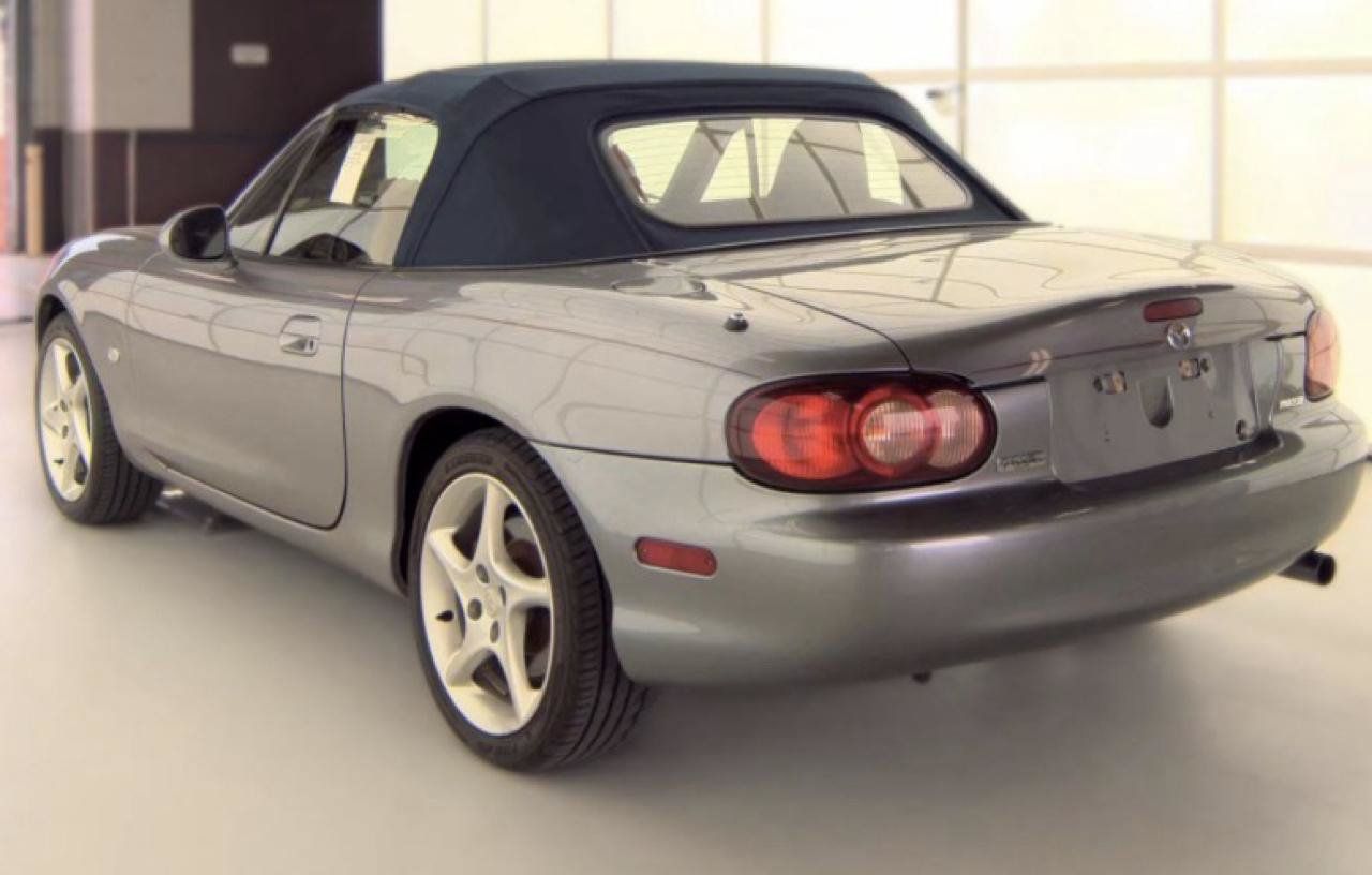 Used 2003 MAZDA MX-5 Miata RWD image 4