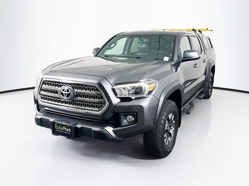Used 2017 Toyota Tacoma TRD Off-Road AWD/4WD image 3