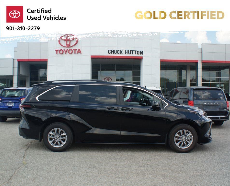 Used 2026 Toyota Sienna LE FWD image 1