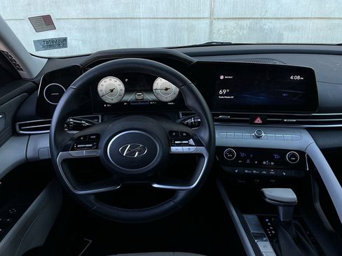 Used 2021 Hyundai Elantra Limited image 12