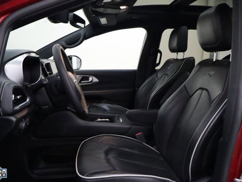Used 2025 Chrysler Pacifica Limited image 13