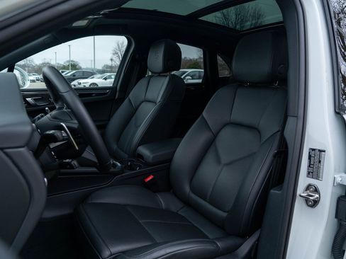 Certified 2025 Porsche Macan AWD/4WD image 6