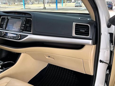 Used 2019 Toyota Highlander XLE image 19
