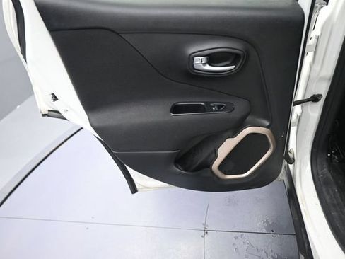 Used 2017 Jeep Renegade Latitude AWD/4WD image 18