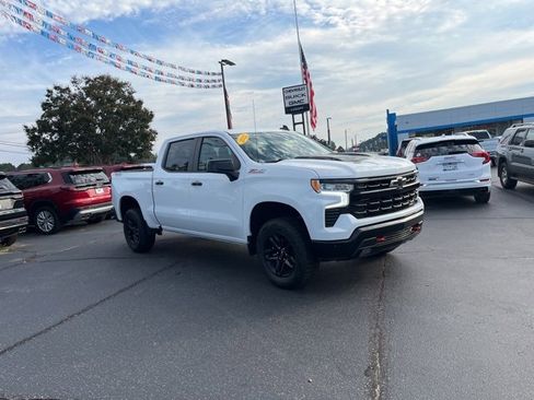 Used 2022 Chevrolet Silverado 1500 LT Trail Boss w/ Convenience Package II image 2