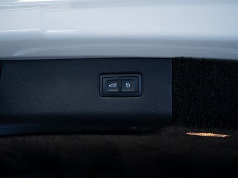 Used 2021 Bentley Bentayga Plug-In Hybrid image 55