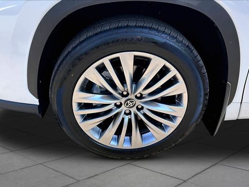 Used 2026 Toyota Highlander Platinum AWD/4WD image 11