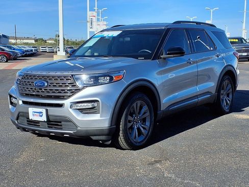 Used 2022 Ford Explorer XLT w/ Equipment Group 202A image 3