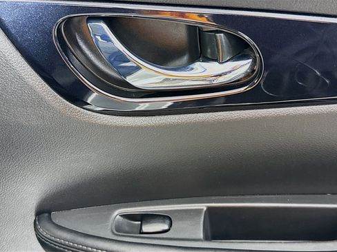 Used 2020 Nissan Rogue Sport SV image 30