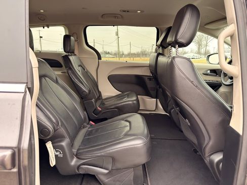Used 2022 Chrysler Pacifica Touring-L image 42