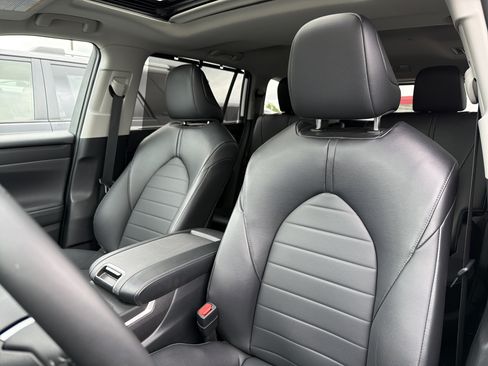 Used 2023 Toyota Highlander XLE AWD/4WD image 10