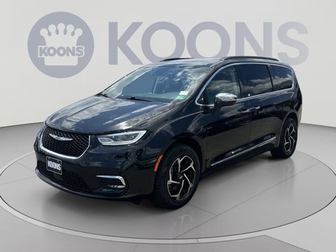 Used 2023 Chrysler Pacifica Limited w/ Uconnect Theater Family Group AWD/4WD image 5