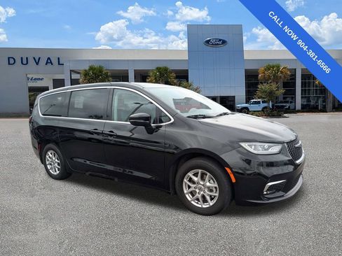Used 2024 Chrysler Pacifica Touring-L FWD image 2