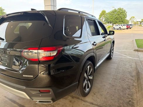 Used 2024 Honda Pilot Touring image 4