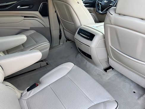 Used 2023 Cadillac Escalade ESV Premium Luxury image 16