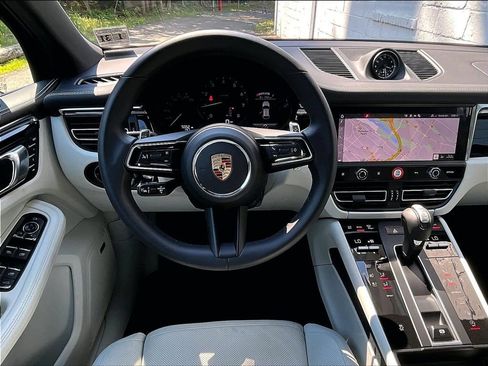 Certified 2025 Porsche Macan AWD/4WD image 11