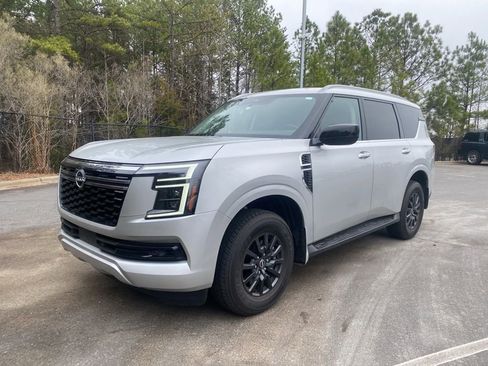 Used 2025 Nissan Armada SV image 7
