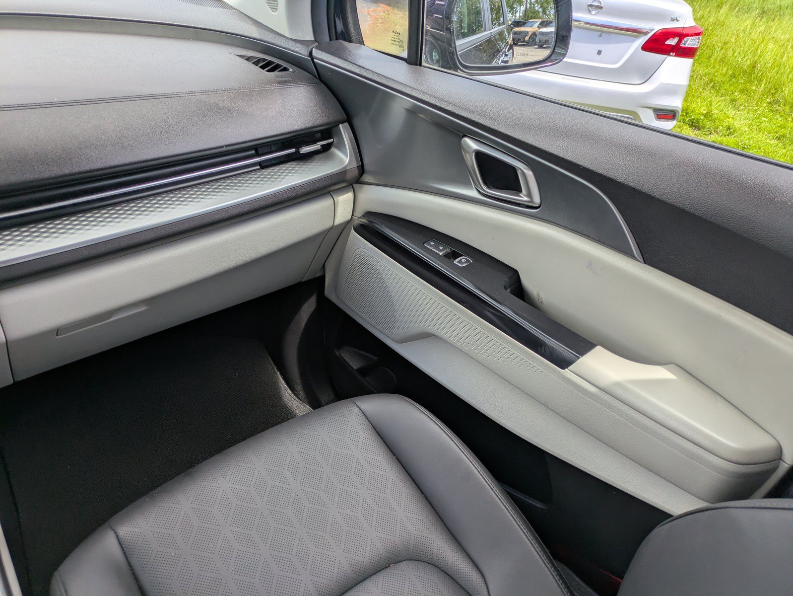 Used 2024 Kia Carnival LX FWD image 13