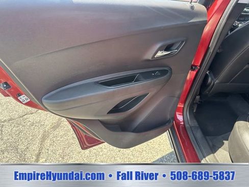 Used 2019 Chevrolet Trax LT w/ Sun & Sound Package AWD/4WD image 16