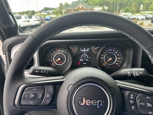 New 2025 Jeep Gladiator Sport image 37