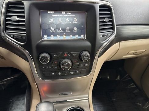 Used 2019 Jeep Grand Cherokee Laredo AWD/4WD image 18