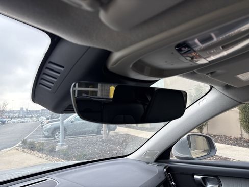 Used 2025 Volvo XC40 B5 Plus image 27