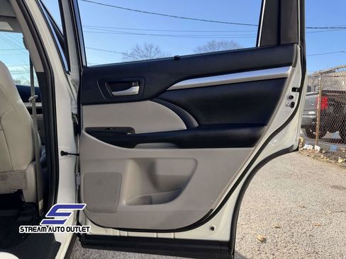 Used 2019 Toyota Highlander XLE image 15