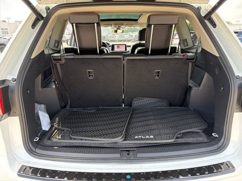 Certified 2024 Volkswagen Atlas Peak Edition SEL AWD/4WD image 31