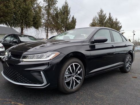 New 2026 Volkswagen Jetta SE image 2