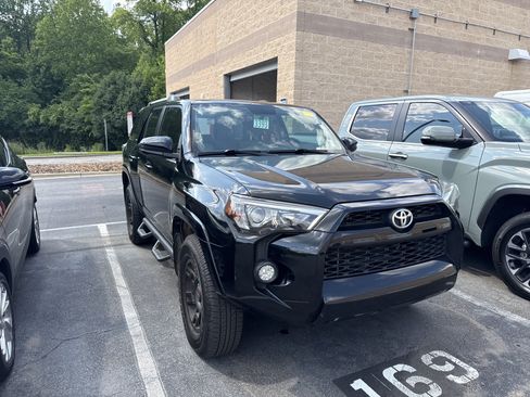 Used 2019 Toyota 4Runner SR5 AWD/4WD image 3
