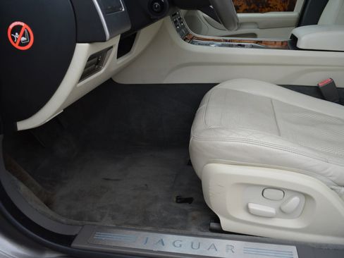 Used 2010 Jaguar XF Premium image 13