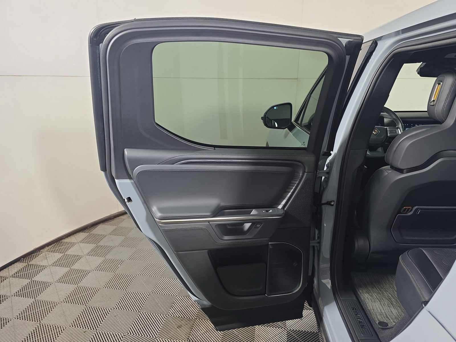 Used 2025 Rivian R1T Adventure Dual AWD/4WD image 17