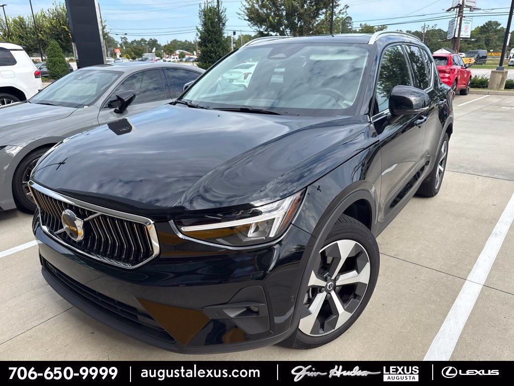 Used 2023 Volvo XC40 B5 Plus w/ Driver Assist Package AWD/4WD image 1