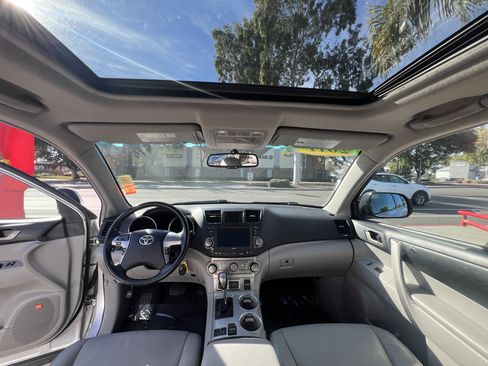 Used 2011 Toyota Highlander SE image 15