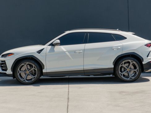 Used 2020 Lamborghini Urus AWD/4WD image 2