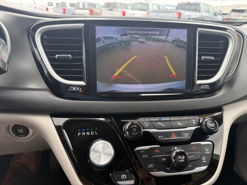 Used 2024 Chrysler Pacifica Touring-L FWD image 16
