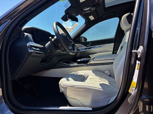 Used 2024 BMW i7 xDrive60 image 12