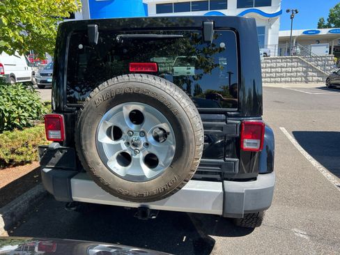 Used 2014 Jeep Wrangler Unlimited Sahara w/ Max Tow Package AWD/4WD image 5