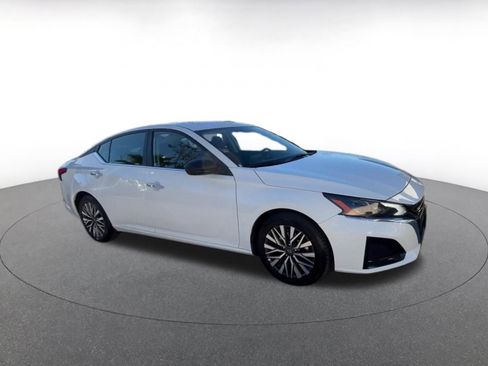 Used 2025 Nissan Altima 2.5 SV image 2